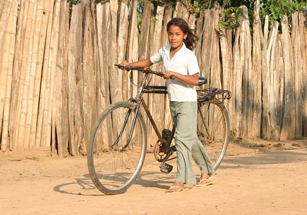 ミャンマーの子供達へ自転車を送る